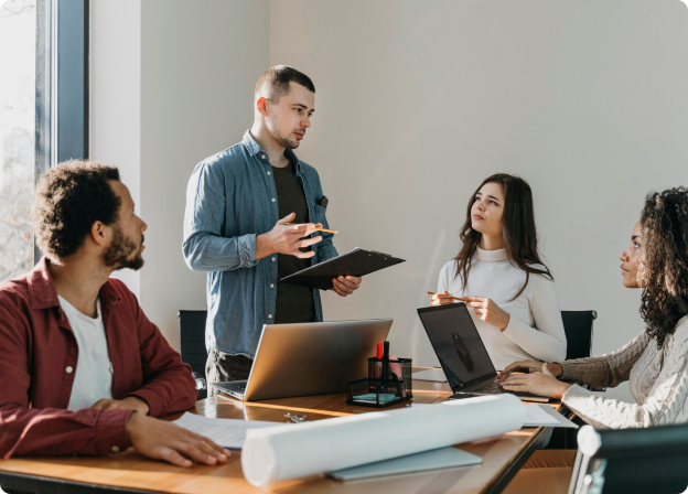 Reunião com pessoas com computadores